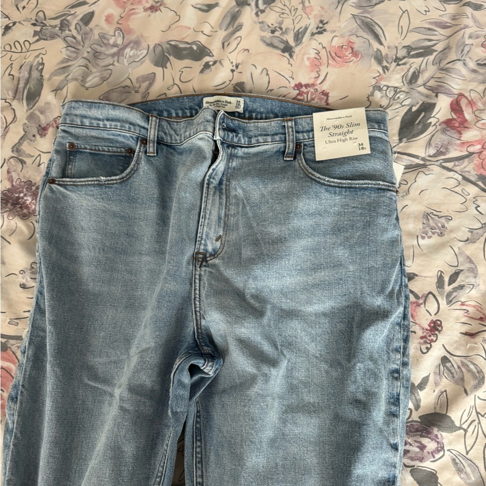 NWT A&F Ultra High Rise 90s Slim Straight Jean - Picture 9 of 12